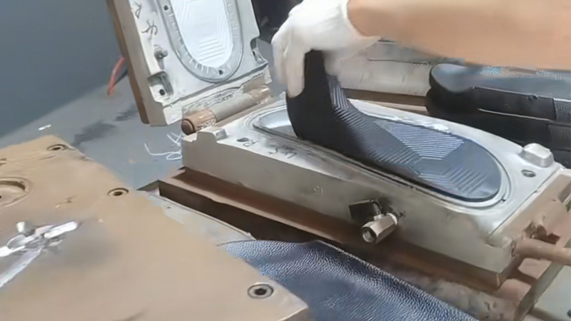 alt="PVC slipper production process showing injection molding and other manufacturing methods used for PVC slippers"