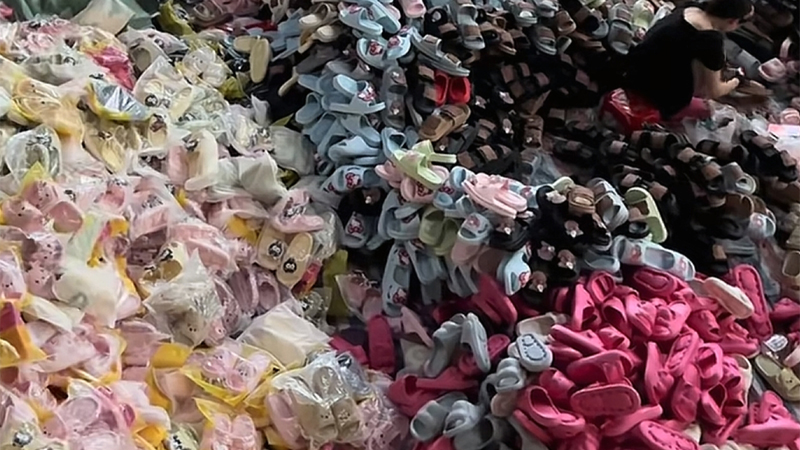 alt="PVC slipper samples in buyer meeting showing when OEM buyers may choose PVC for large-volume slipper projects"