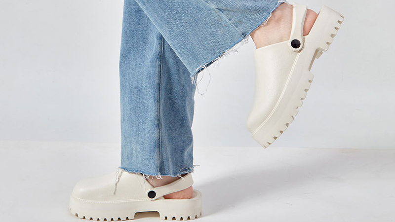 alt="Lightweight EVA foam clogs worn with jeans showing flexibility and cushioning properties of EVA material"