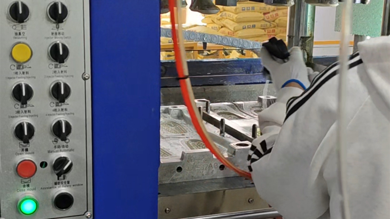 alt="EVA slipper injection molding process showing manufacturing of EVA foam slippers in factory"