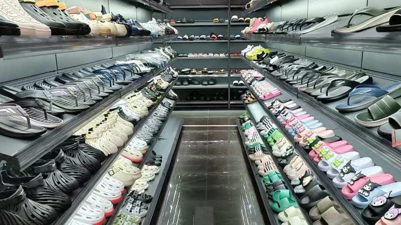 alt="Different slipper materials displayed in showroom comparing EVA slippers with rubber PVC and other materials"