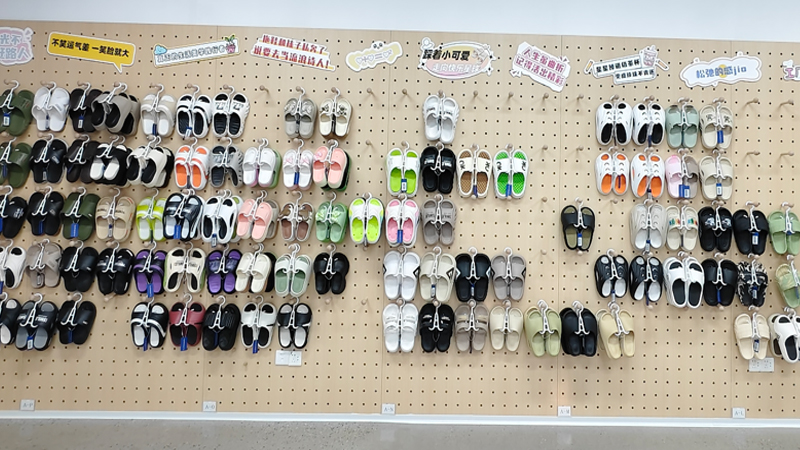 EVA and rubber slipper samples in multiple styles and colors for OEM and wholesale product selection