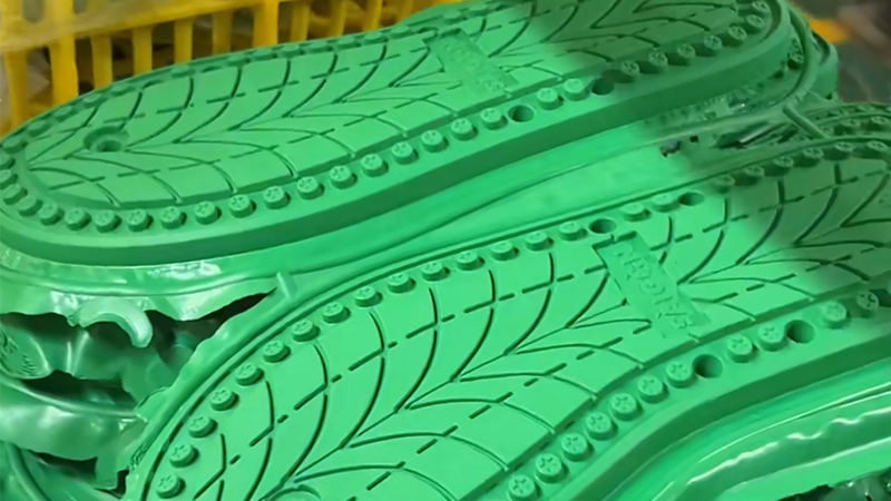 alt="Close-up of rubber slipper sole showing durable tread pattern and resilient rubber structure"