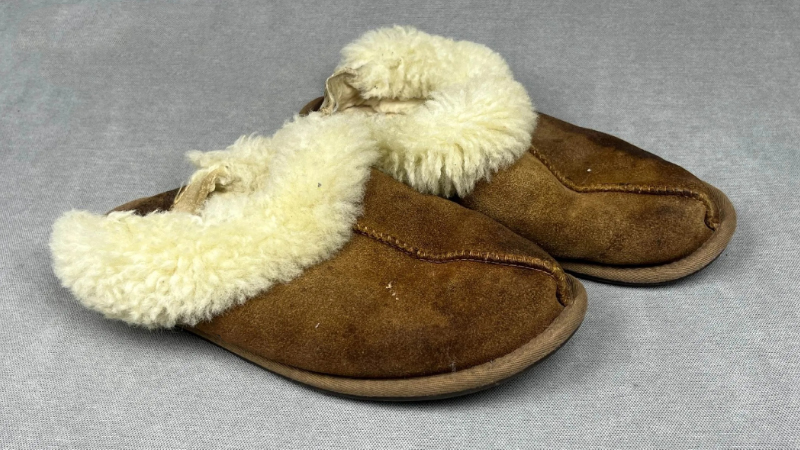 alt="Fabric and plush slippers under inspection showing flattening shedding odor and cleaning issues in indoor slipper materials"